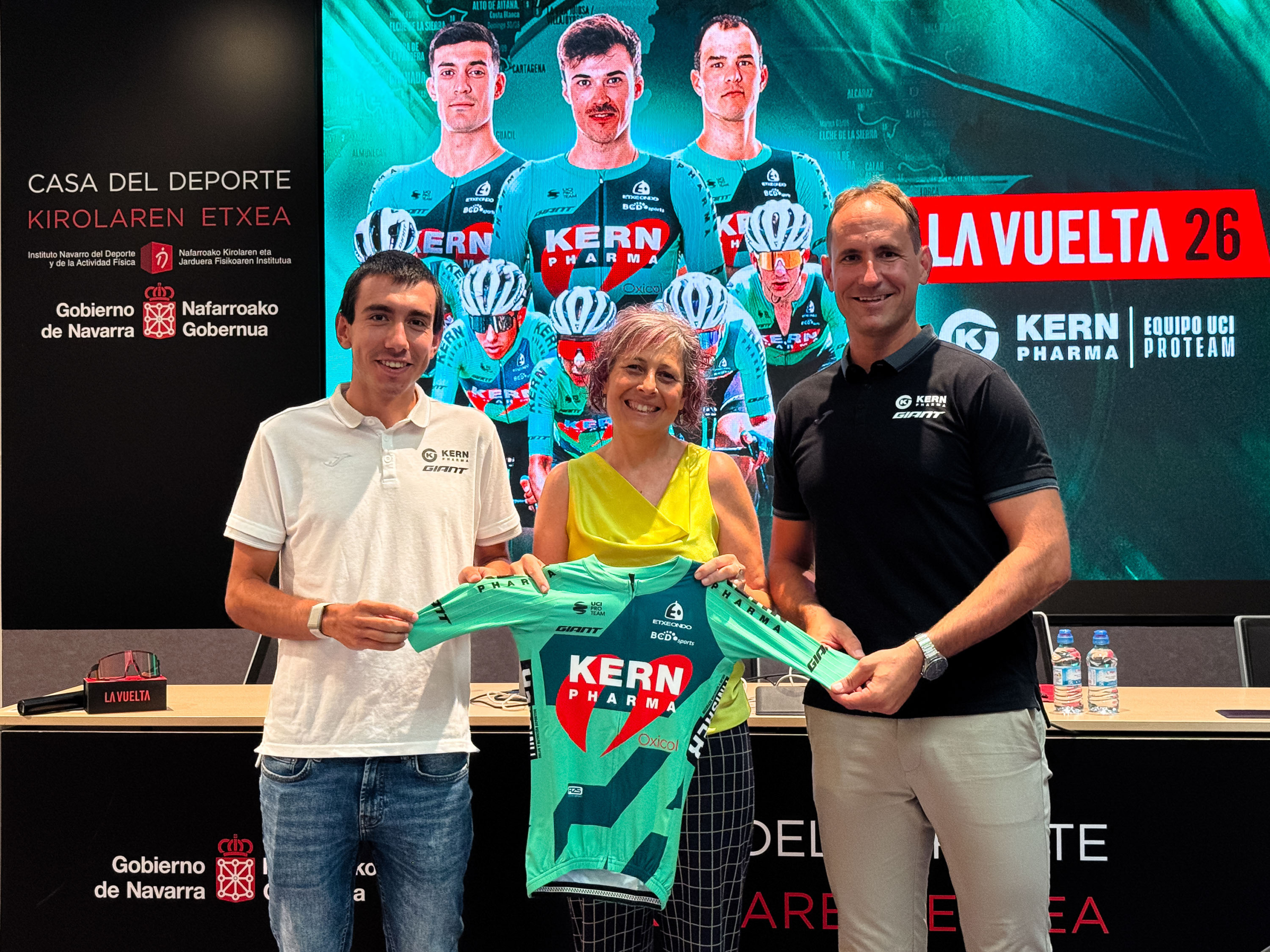 Diego Uriarte, Rebeca Esnaola y Juanjo Oroz mostrando el maillot del Equipo Kern Pharma.