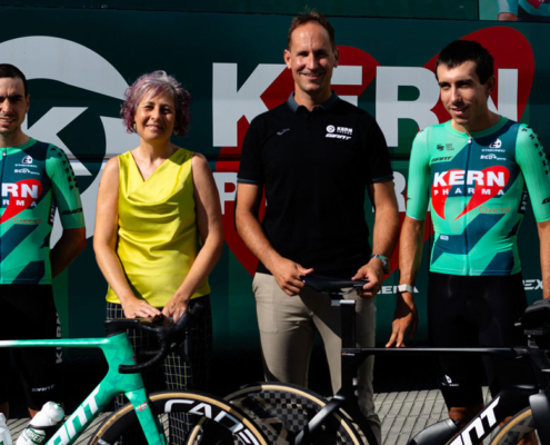 Foto de familia de la presentación de este martes en la Casa del Deporte del Navarra Arena. En el centro, la Consejera de Cultura, Deporte y Turismo del Gobierno de Navarra, Rebeca Esnaola y el mánager general del Equipo Kern Pharma, Juanjo Oroz. Les flanquean los ciclistas Ibon Ruiz y Diego Uriarte