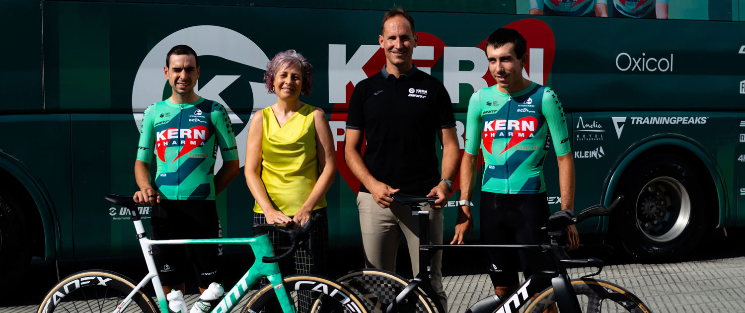 Foto de familia de la presentación de este martes en la Casa del Deporte del Navarra Arena. En el centro, la Consejera de Cultura, Deporte y Turismo del Gobierno de Navarra, Rebeca Esnaola y el mánager general del Equipo Kern Pharma, Juanjo Oroz. Les flanquean los ciclistas Ibon Ruiz y Diego Uriarte